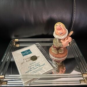 Disney Vintage Walt Disney Classics Collection Snow White Sneezy Figurine Statue